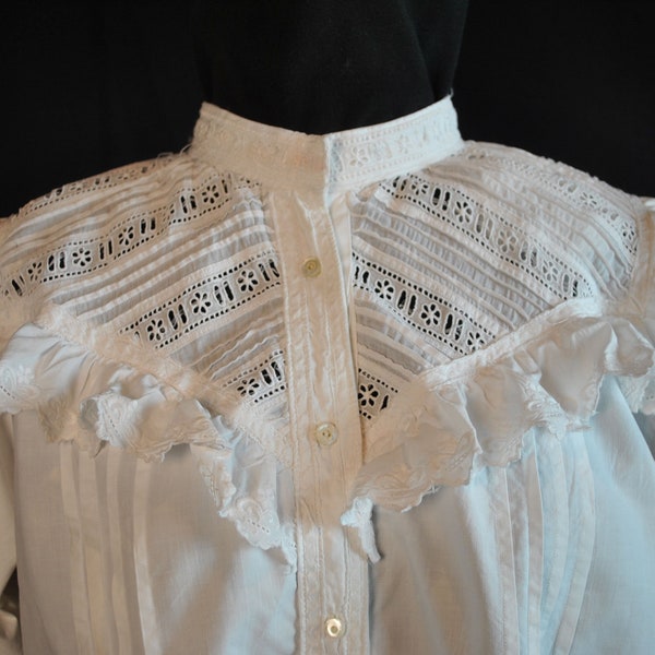 Antikes viktorianisches weißes Baumwollnachthemd, besticktes Nachthemd mit langen Ärmeln