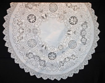 Antik linneduk: 183 cm rund, handbroderad filéspets