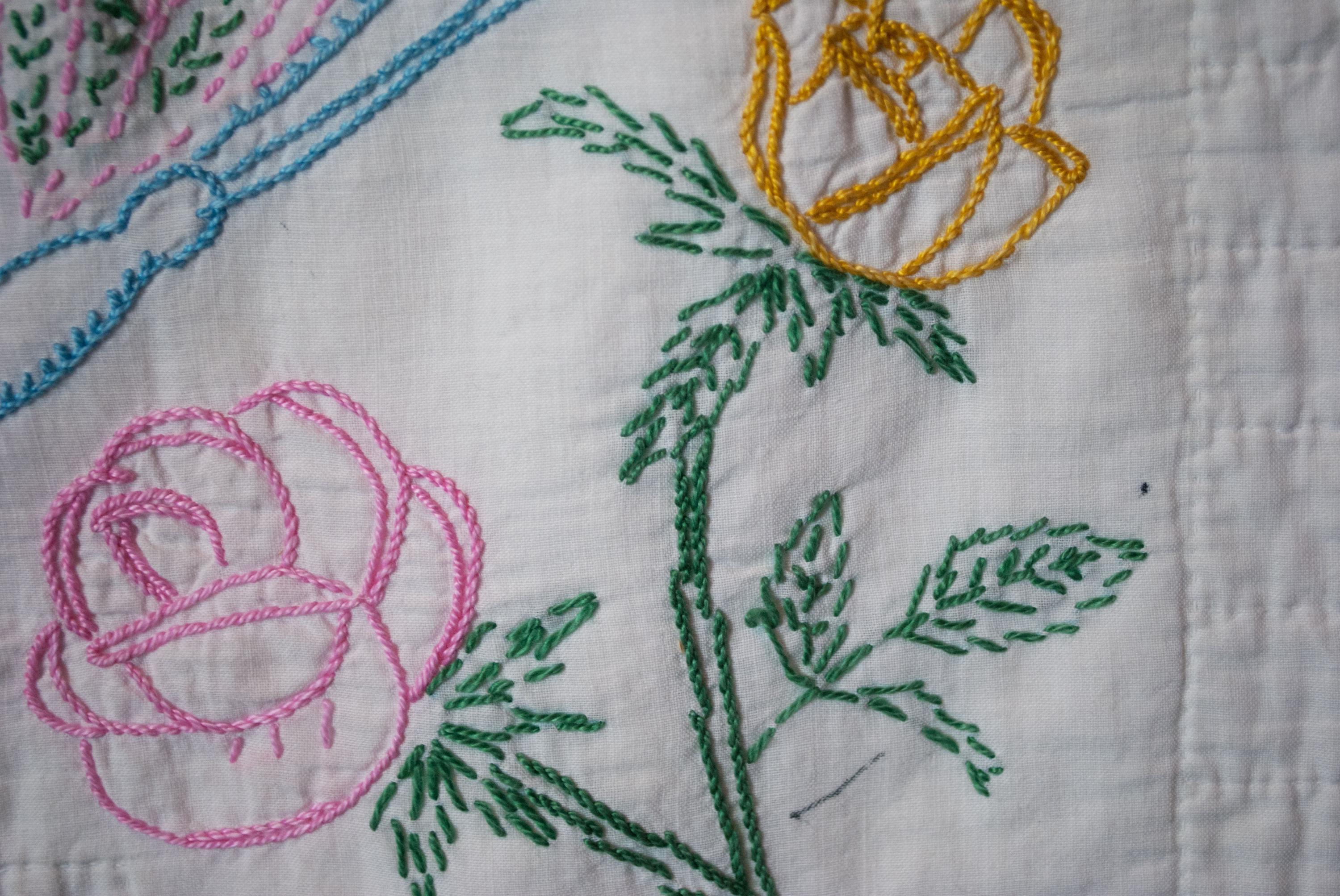 1940 年代の花柄刺繍キルト、手縫い、キルティング、83 インチ x 64
