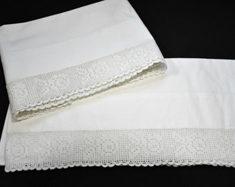 Vintage 1930's Pillowcases With Scalloped Crochet Lace Edge Trim With Roses