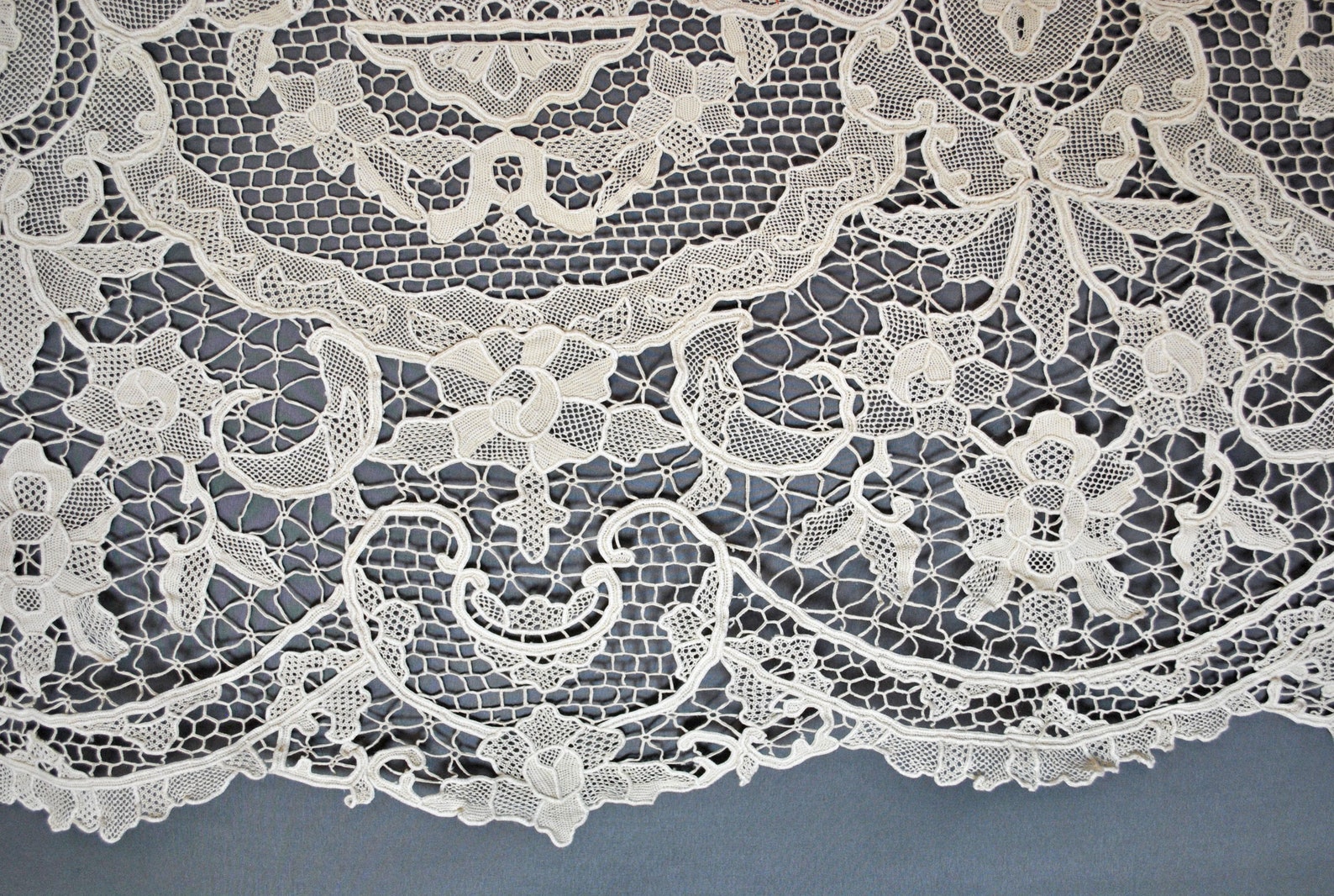 Antique Lace Tablecloth Point De Venise Needlelace 103 Etsy