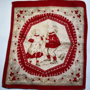 Può includere: Un fazzoletto vintage rosso e crema. Il centro presenta un'illustrazione color seppia di due bambini che guardano in alto. Il bordo è rosso con un motivo floreale e a pois. Il fazzoletto è quadrato.