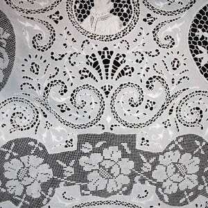 Antique Round Figural Linen With Filet Inserts Tablecloth With Embroidery, 71 Round image 6