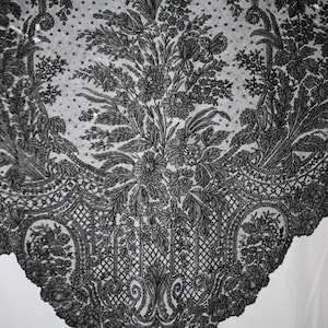 Viktoriansk fransk triangulär Chantilly- eller mantillasjal i fin spets, 1850-1860-talet