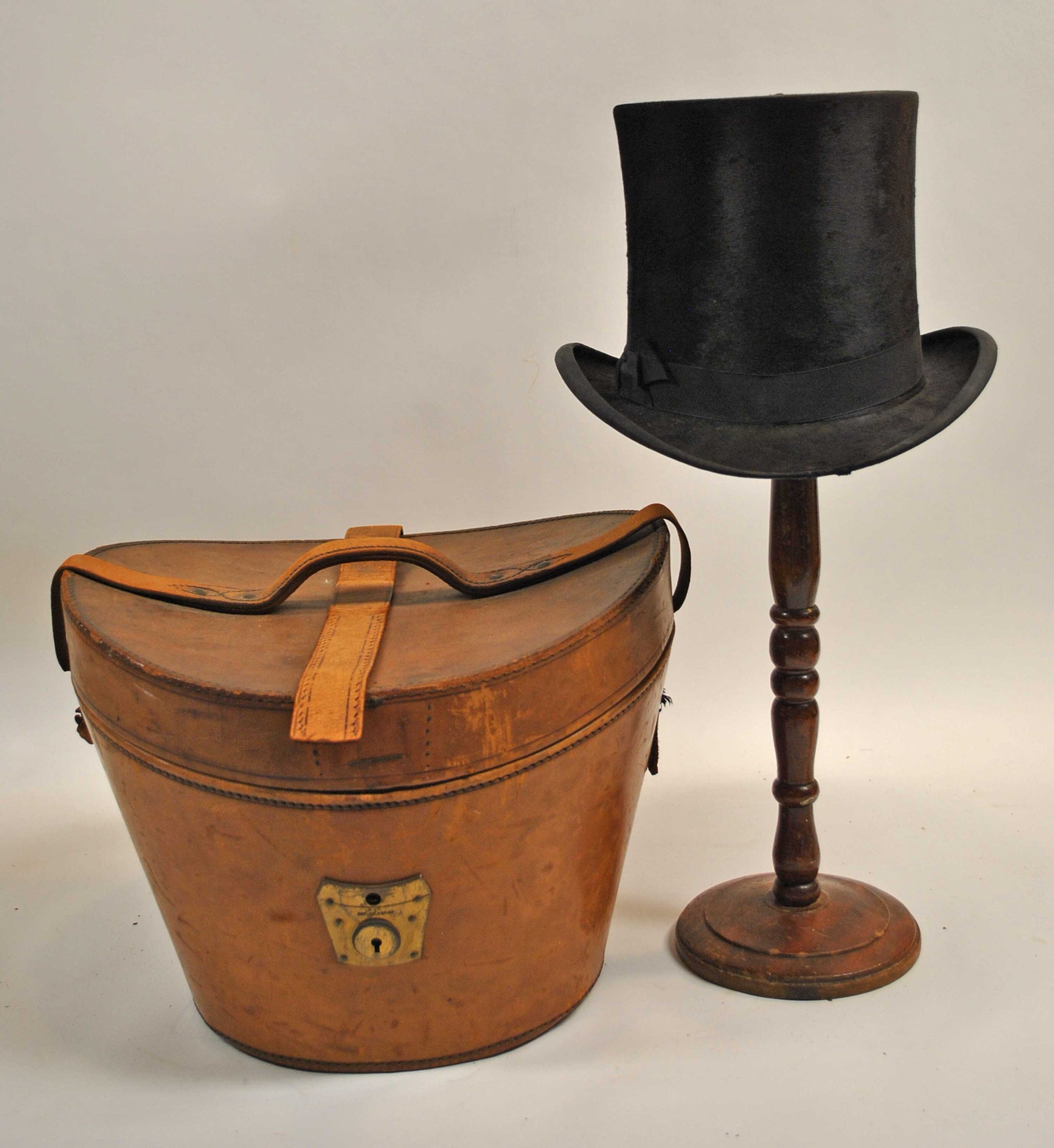 Antique Leather Strapped Saddle-Shaped Hat Box, Knox of New York, Circ –  BLOOMSBURY FINE ART & ANTIQUES