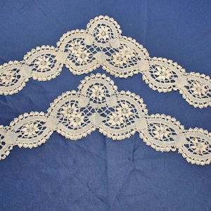 Fabulous Antique Honey Silk Hand Made Pair Maltese Bobbin Lace Lappet - Fashion Neck Accessory