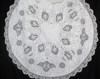 Antik linneduk: Amorbroderi, filéspetsar (77" rund)