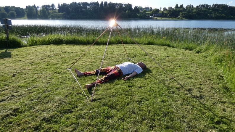 Die 2 m lange Kupferpyramide kostenloses Buch über die Pyramide Kupferpyramide für Meditation, große Pyramide, zusammenklappbar mit goldener Kappe Bild 9