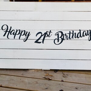 K&ouml;nnte beinhalten: Schwarz-wei&szlig;es Banner mit dem Text "Happy 21st Birthday" in einer kursivschrift.