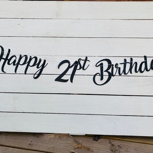 K&ouml;nnte beinhalten: Schwarz-wei&szlig;e Happy 21st Birthday-Girlande mit geschwungener Schrift.