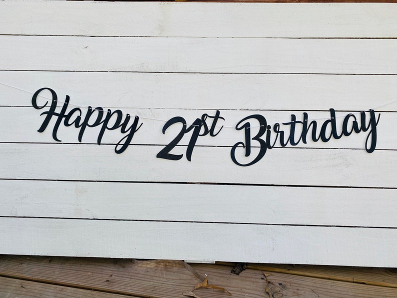 K&ouml;nnte beinhalten: Schwarz-wei&szlig;e Happy 21st Birthday-Girlande mit geschwungener Schrift.