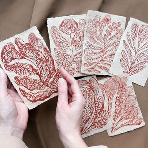 Set di 6 mini stampe monotipo su carta riciclata, opere d'arte originali astratte vintage in terracotta e botaniche, decorazioni per il soggiorno.