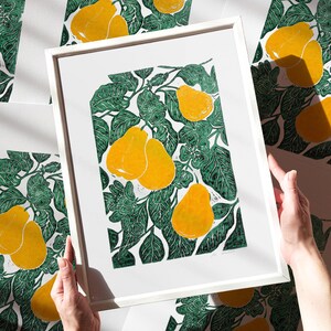 Stampa linoleografica Cottagecore Yellow Pear Fruits, opera d'arte botanica originale, decorazione da parete per cucina moderna, sala da pranzo, linoleografia, regalo per l'ospite