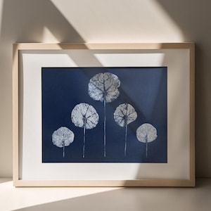 Stampa monotipo Cottagecore, blu scuro, bianco, acrilico, piante, rilievo, arte murale botanica, decorazione per soggiorno e camera da letto, opera d'arte originale, unica nel suo genere