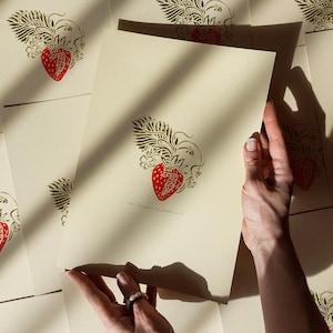 Stampa linoleografica vintage con fragole, decorazione da parete per cucina, opera d'arte botanica originale, opera d'arte in stile cottagecore, linoleografia, arte per sala da pranzo, regalo in stile fattoria