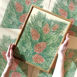 Stampa linoleografica di Cottagecore Pine, natura, botanica, arte murale, stampa artistica originale, decorazione per soggiorno, camera da letto, pigne foraggere, stampa linoleografica