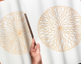 Conjunto de 2 láminas de linograbado con motivos geométricos abstractos neutros y flores para galería de pared. Obra de arte original para sala de estar, estudio de yoga o decoración artística. Date un capricho.