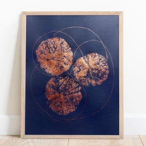 Stampa monotipo vegetale Bronzo e cerchio blu scuro Pianta Opera d'arte originale Rilievo Texture Arte Cottagecore Pezzo unico Grande decorazione da parete Camera da letto