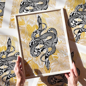 Stampa linoleografica Cottagecore con serpenti neri e fiori di magnolia dorati, opera d'arte botanica da parete, originale, in rilievo, decorazione per camera da letto, casa e ufficio.