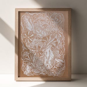 Linoleografia Botanica Corpo Parti umane Donna Occhio Mano Labbra Naso Campanula Opera d'arte originale Colore Anno 2025 Mousse al moka Fiore Linoleografia