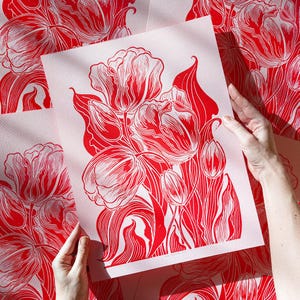 Stampa botanica in linoleografia con tulipani rossi e rosa, opera d'arte originale in rilievo primaverile, decorazione da parete per cucina e camera da letto moderna o regalo per gli amanti della natura.