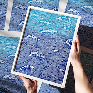 Stampa originale in linoleografia oceanica, onde blu, arte nautica, decorazione murale, linoleografia, stampa in rilievo, camera da letto, arte marittima, regalo per hostess.