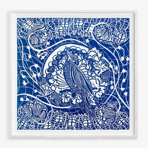 Stampa botanica in linoleografia, pappagallo blu scuro in stile art nouveau, grande opera d'arte floreale originale, stampa per decorazione murale della camera da letto o regalo per gli amanti della natura.