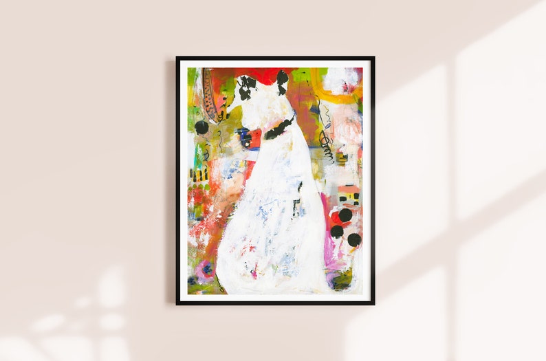 Op de afbeelding: Abstracte schilderij van een witte figuur met zwarte accenten tegen een kleurrijke achtergrond. De achtergrond heeft verschillende vormen, lijnen en kleuren, waaronder rood, geel, groen, blauw en zwart.