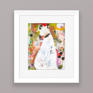 Op de afbeelding: Abstracte schilderij van een witte figuur in een jurk met zwarte accenten, tegen een kleurrijke achtergrond van roze, geel, groen en blauw.