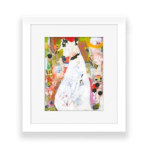 Op de afbeelding: Abstracte schilderij van een witte figuur in een jurk met zwarte accenten, tegen een kleurrijke achtergrond met spatten in rood, geel, groen en blauw.