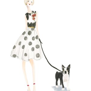 Op de afbeelding: Een vrouw in een witte jurk met zwarte stippen en een rood bloemenoverhemd loopt met een zwart-witte Boston Terrier aan de lijn.