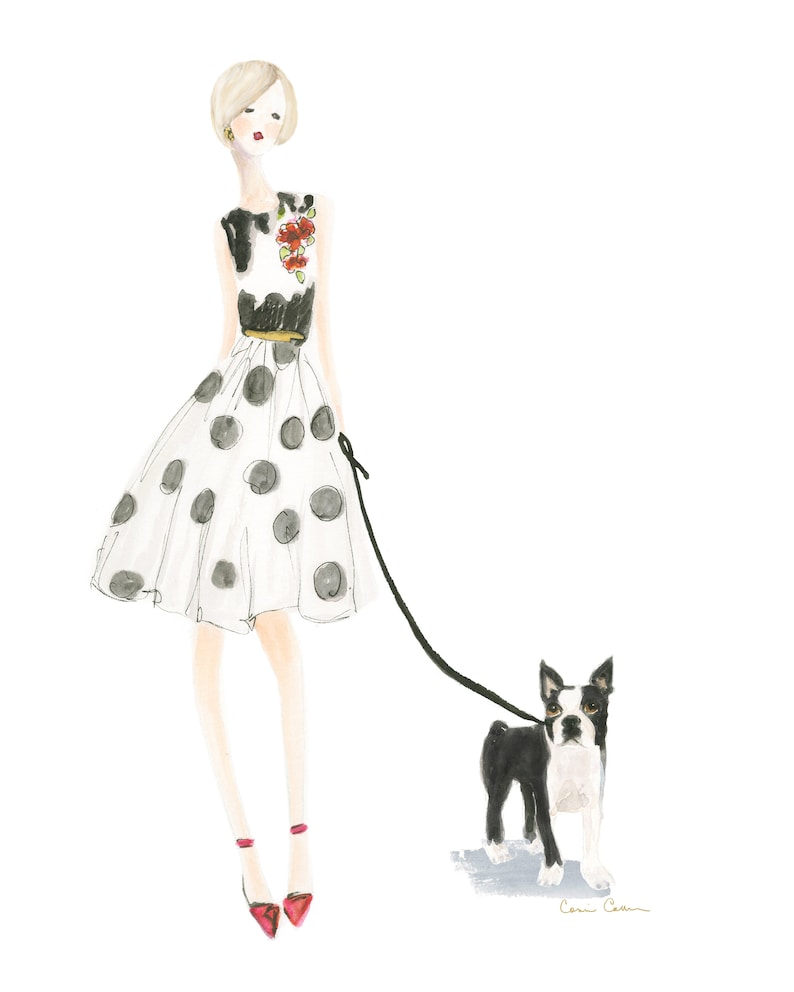 Op de afbeelding: Een vrouw in een witte jurk met zwarte stippen en een rood bloemenoverhemd loopt met een zwart-witte Boston Terrier aan de lijn.
