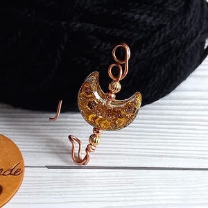Spilla Coniglio E Agrifoglio – Fatta A Mano In USA, Regalo Perfetto Per La Mamma O Amanti Dei Conigli