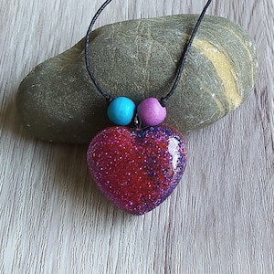 Halskette mit Herzanhänger, Geschenkidee zum Valentinstag, Halskette mit Schiebeknoten, Schmuck aus Harz, handgefertigt, Anhänger aus Harz