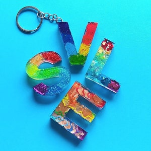 Llavero arcoíris personalizado, llavero con letra de resina, inicial de nombre, dijes para bolso, accesorios para bolso, regalo personalizado