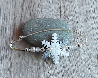 Christmas brooch, Snowflake shawl pin, Snowflake brooch, Resin jewelry, Scarf pin, white pin, sweater pin, resin snowflake, copper pin, pins