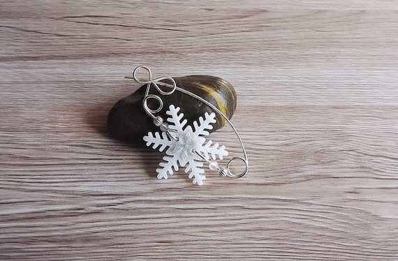 Spillone fiocco di neve, spilla bianca, spilla maglioni, spilla in resina fatta a mano, spilla scialle, spilloni, spilla maglione