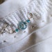 Spilla Iniziale Con Strass - Lettera Alfabeto In Alluminio E Strass Per Matrimonio