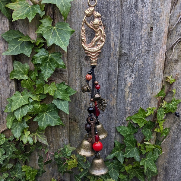 Cloches de sorcière avec lutin en laiton antique et clé en fer, amulette de protection pour la sorcellerie traditionnelle, la wicca et les druides.