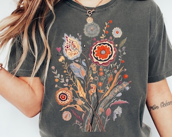 Comfort Colors® T-Shirt mit Vintage Blumenvibes, Cottagecore-Liebhaber, Botanisches Blumen-T-Shirt, Geschenk für Gärtner Boho Wildblumen T-Shirt Grafik