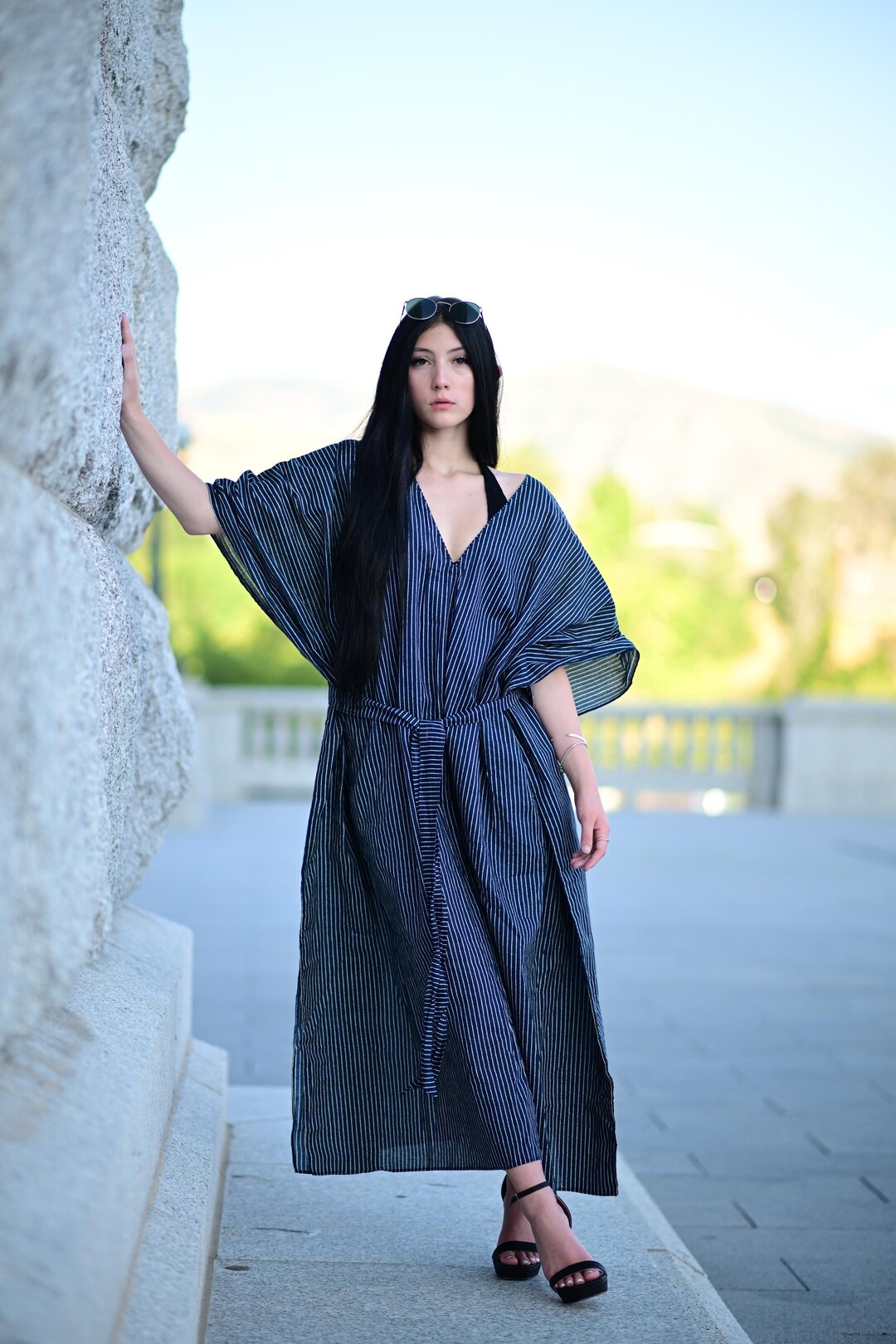 Robe longue caftan rayée bleu marine et blanche, robe longue ample