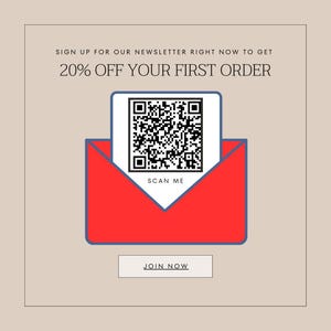 Może przedstawiać: Czerwona koperta z białym kodem QR w środku. Kod QR ma napis "SCAN ME" poniżej. Tekst "SIGN UP FOR OUR NEWSLETTER RIGHT NOW TO GET 20% OFF YOUR FIRST ORDER" znajduje się nad kopertą. Tekst "JOIN NOW" znajduje się pod kopertą.