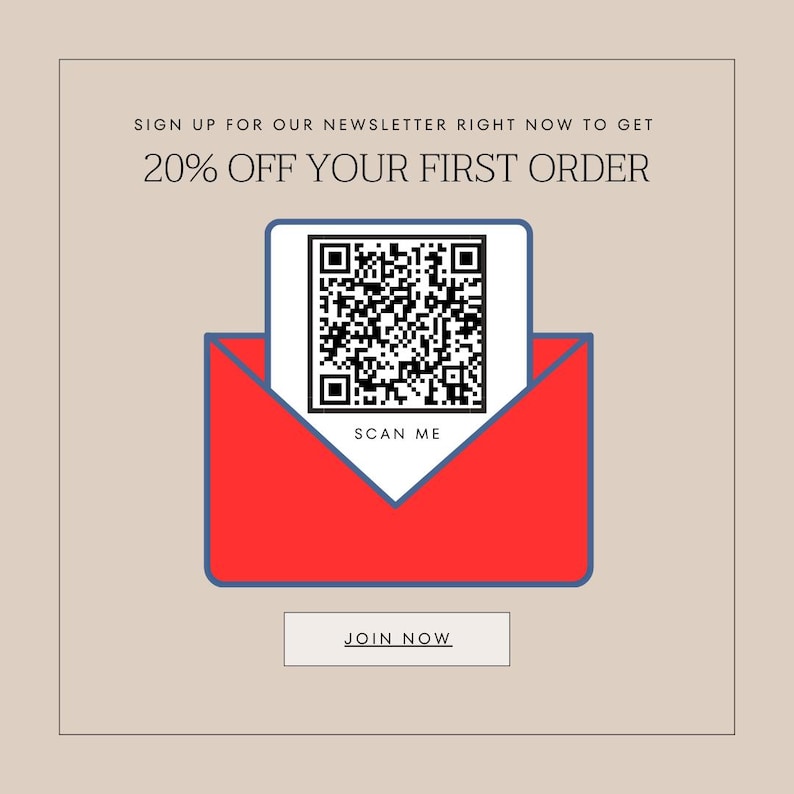 Może przedstawiać: Czerwona koperta z białym kodem QR w środku. Kod QR ma napis "SCAN ME" poniżej. Tekst "SIGN UP FOR OUR NEWSLETTER RIGHT NOW TO GET 20% OFF YOUR FIRST ORDER" znajduje się nad kopertą. Tekst "JOIN NOW" znajduje się pod kopertą.