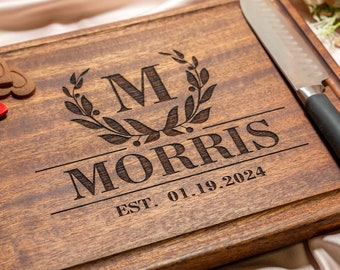 Tabla de cortar personalizada y grabada con monograma y laureles, ideal como regalo de boda o aniversario #011+. Incluye kit de mantenimiento gratuito.