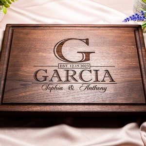 Tabla de cortar personalizada y grabada con diseño de monograma clásico para regalo de boda o aniversario 015 imagen 1