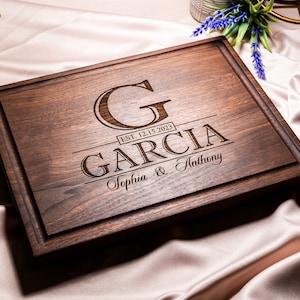 Tabla de cortar personalizada y grabada con diseño de monograma clásico para regalo de boda o aniversario 015 imagen 2