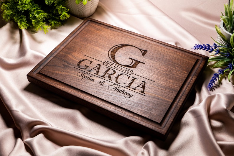 Tabla de cortar personalizada y grabada con diseño de monograma clásico para regalo de boda o aniversario 015 imagen 3