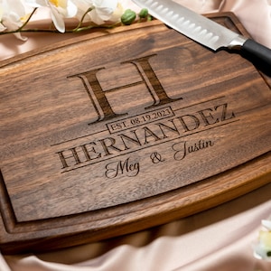 Tabla de cortar personalizada y grabada con diseño de monograma clásico para regalo de boda o aniversario 015 imagen 10