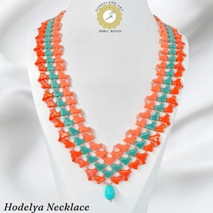 Könnte beinhalten: Eine mehrreihige Halskette aus orangefarbenen und türkisfarbenen dreieckigen Perlen. Die Halskette hat einen türkisfarbenen Anhänger unten.
