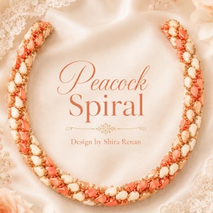 Può includere: Una collana fatta a mano con il testo "Peacock Spiral" e "Design by Shira Renan". La collana presenta un design a spirale con perline color corallo, crema e oro. Lo sfondo include un tessuto bianco morbido e accenti floreali.
